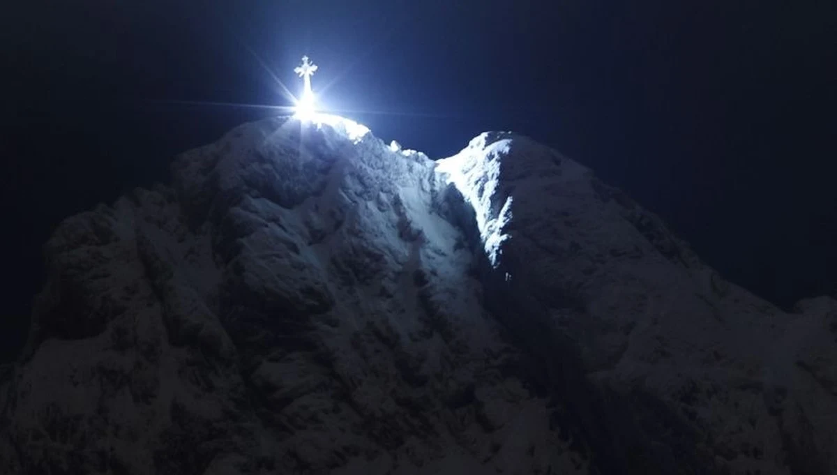 Punktualnie o 21.37, w 20. rocznicę śmierci Jana Pawła II, krzyż na Giewoncie znów został rozświetlony. Wydarzenie, które co roku porusza serca mieszkańców i turystów w Zakopanem, zakończyło się jednak interwencją Straży Tatrzańskiego Parku Narodowego. Dwóch mężczyzn zostało ukaranych mandatami za nocne wejście na szczyt.