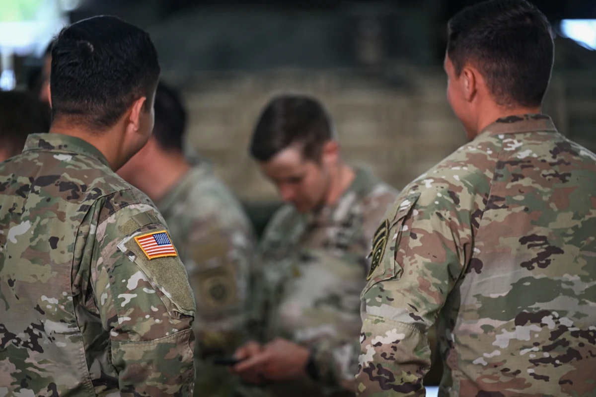 "Wycofanie żołnierzy amerykańskich z lotniska w Jasionce było zapowiadane i konsultowane wiele tygodni temu" - skomentował we wtorek premier Donald Tusk. Amerykanie mieli zapewnić rząd, że ich żołnierze nadal będą stacjonowali w Polsce, a decyzja o wycofaniu z podrzeszowskiego lotniska w Jasionce nie oznacza redukcji sił USA w Polsce czy w Europie.