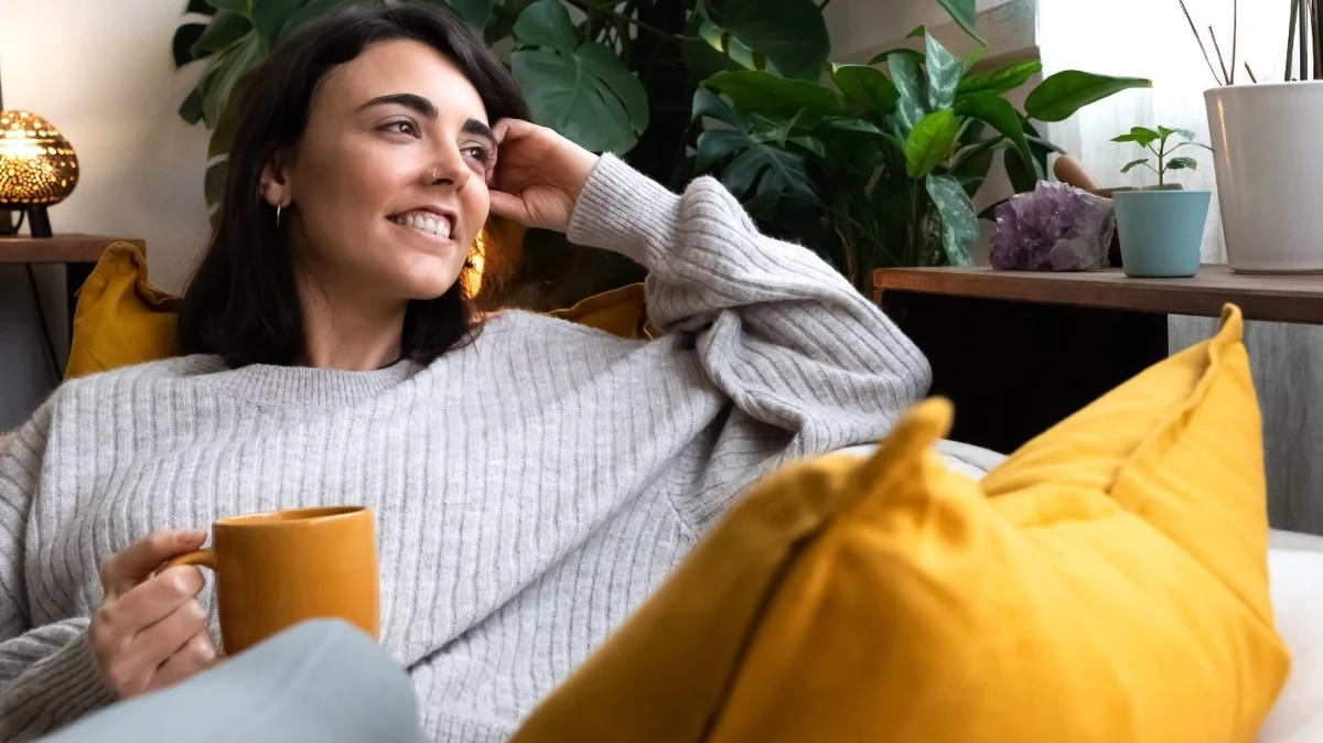 Zima powoli ustępuje miejsca wiośnie, ale pogoda wciąż potrafi zaskoczyć. W ciągu dnia słońce przyjemnie ogrzewa, lecz poranki i noce bywają chłodne. Wkrótce administratorzy budynków podejmą decyzję o zakończeniu sezonu grzewczego – a co, jeśli przyjdą przymrozki? Chyba każdy zna ten scenariusz: zimne grzejniki, chłodne mieszkanie i konieczność dogrzewania się elektrycznymi piecykami czy grubymi kocami. A przecież można temu zapobiec!