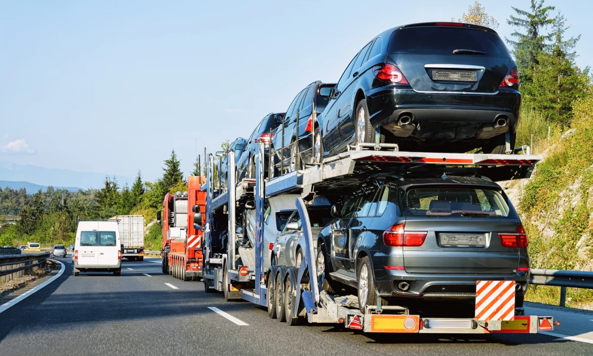 Amerykańskie cła mogą uderzyć w polskich producentów części samochodowych eksportowanych do USA o wartości nawet 300 mln dol. rocznie. "Musimy szukać rozwiązań, które złagodzą skutki ceł nałożonych przez prezydenta Trumpa" - powiedział we wtorek premier Donald Tusk podczas spotkania z przedstawicielami branży motoryzacyjnej. 