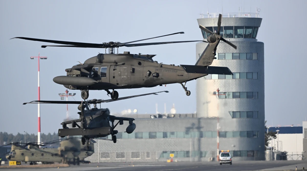 Żołnierze USA wycofują się z portu lotniczego w Jasionce. "Tę decyzję przyjmujemy ze spokojem" - mówi RMF FM wójt gminy Trzebownisko Sławomir Porada. To na terenie jego gminy mieści się lotnisko, które od wybuchu wojny w Ukrainie stanowi główny punkt przerzutu sprzętu i uzbrojenia dla ukraińskiej armii. Od początku są tam Amerykanie. 