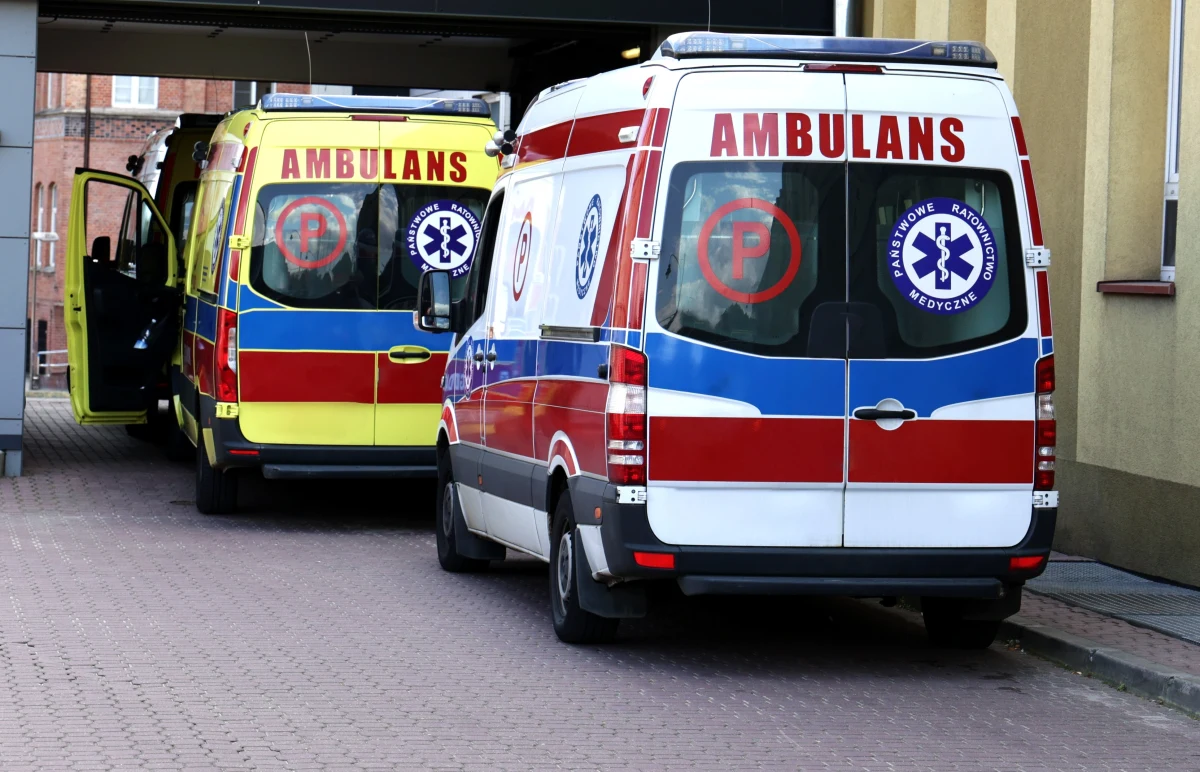 Cztery osoby trafiły do szpitala po wybuchu baterii telefonicznej w szkole podstawowej w Szczecinie. W placówce powstało duże zadymienie.