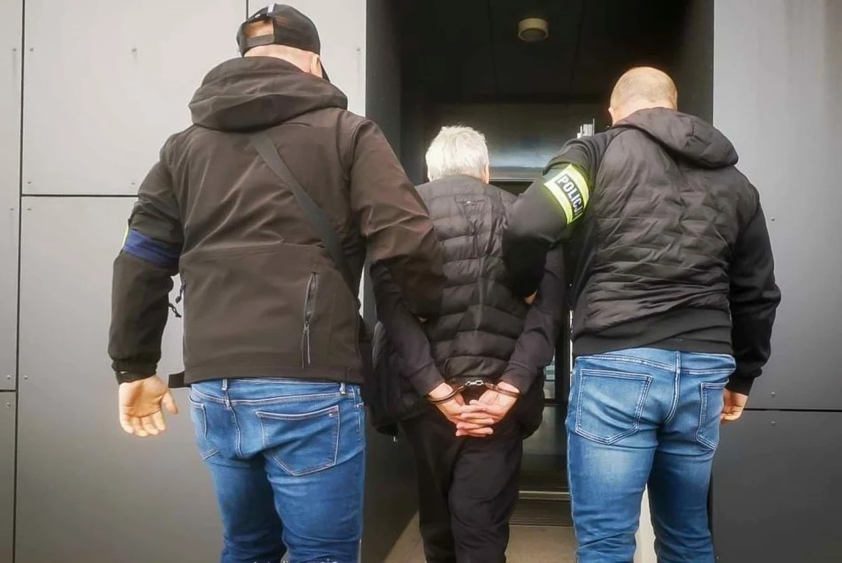 Policja zatrzymała 73-letniego Ryszarda J., chemika z Kielc znanego jako "Profesor". Mężczyzna unikał odbycia kary za przestępstwa sprzed 25 lat. Dzięki niemu na europejski rynek trafiło wówczas prawie 140 tys. tabletek ecstasy. Ryszard J., niegdyś niezwykle utalentowany pracownik Instytutu Chemii kieleckiej WSP, przekonywał, że w całym procederze był jedynie analitykiem. Do winy nigdy się nie przyznał.