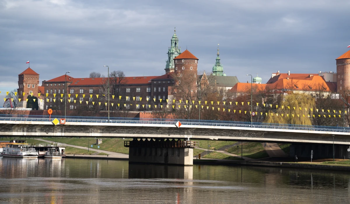 Zarząd Dróg Miasta Krakowa rozstrzygnął przetarg na modernizację mostu Grunwaldzkiego - jednej z kluczowych arterii komunikacyjnych w mieście. Wybrano ofertę konsorcjum ZUE oraz Intop Tarnobrzeg, które przeprowadzi gruntowny remont mostu za blisko 15,5 mln zł. Pierwszy etap prac rozpocznie się 10 maja.