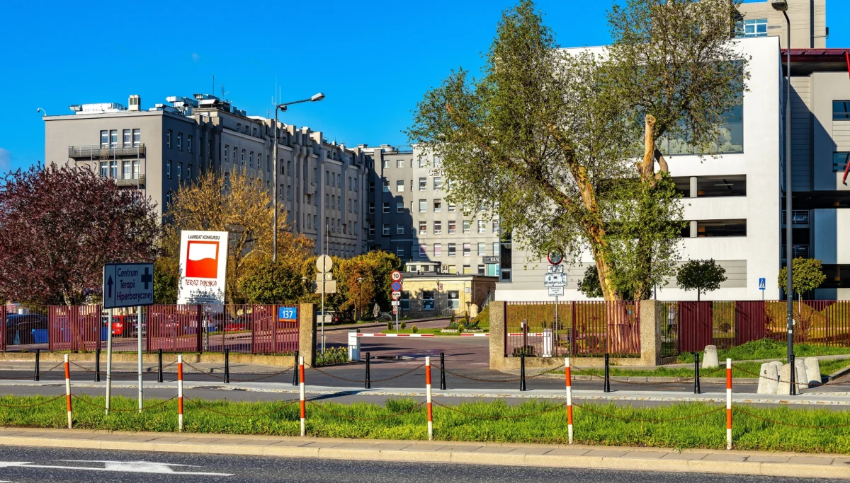 Rzecznik Praw Pacjenta (RPP) Bartłomiej Chmielowiec wszczął postępowanie w sprawie leczenia raka trzustki w Państwowym Instytucie Medycznym MSWiA w Warszawie. Zgodnie z ujawnionymi informacjami, pacjenci, którzy chcieli otrzymać nowoczesne leczenie, byli zmuszeni do wpłacenia darowizn na działającą przy szpitalu fundację. Sprawa ta budzi poważne wątpliwości prawne, a RPP zapowiada szczegółową kontrolę sytuacji.