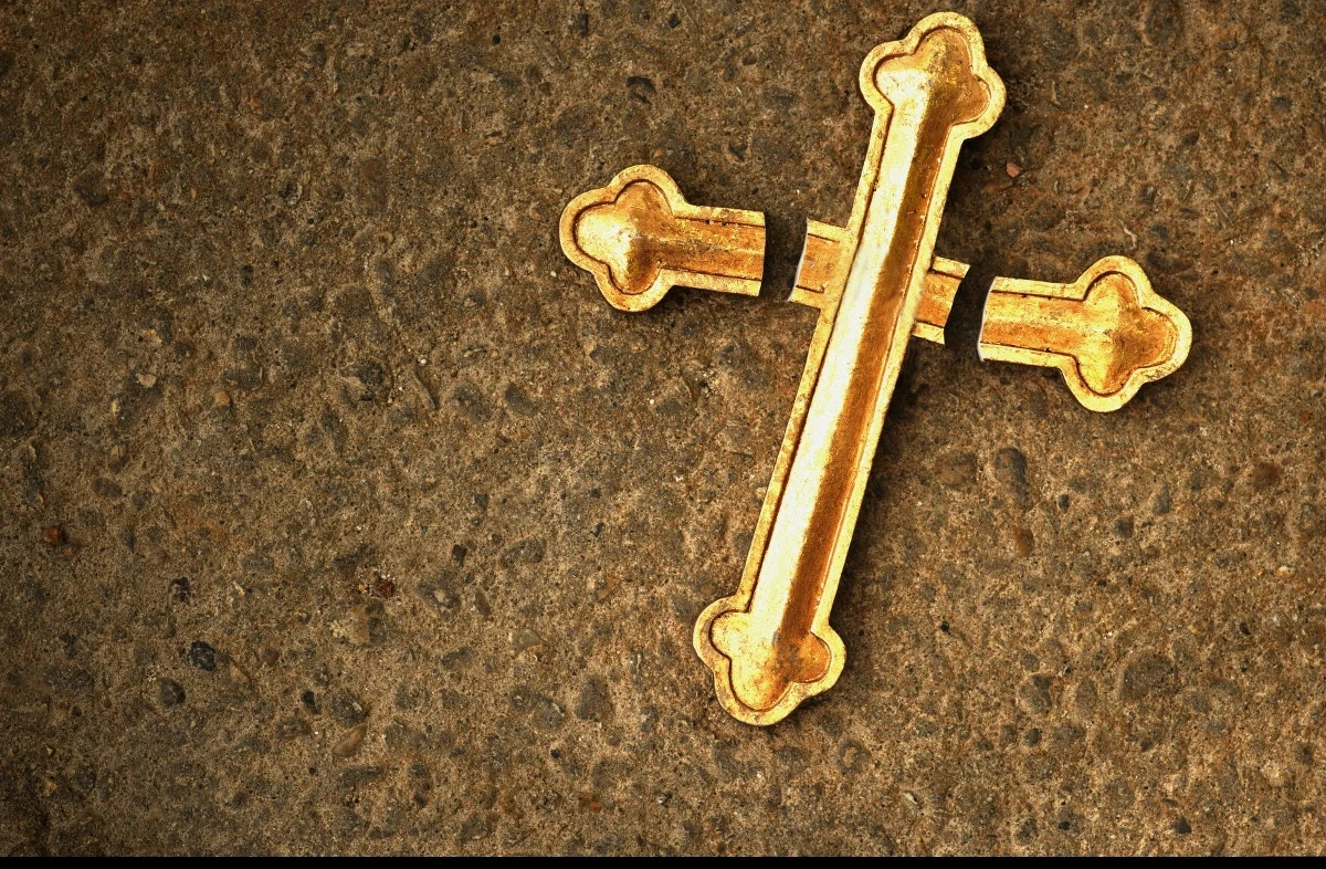 Michał T. usłyszał zarzuty za zakłócenie porządku podczas mszy świętej oraz uszkodzenie cennego zabytkowego krucyfiksu w kościele w Nowym Wiśniczu (woj. małopolskie). Prokuratura Rejonowa w Bochni skierowała do sądu akt oskarżenia, a mężczyźnie grozi kara od sześciu miesięcy do ośmiu lat pozbawienia wolności.