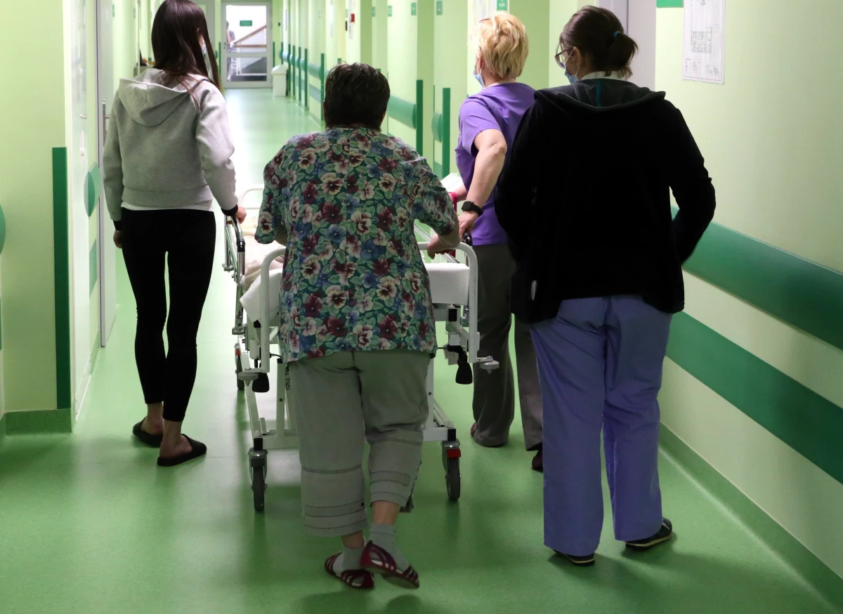 Rząd nie przyjął we wtorek projektu Ministerstwa Zdrowia, który ma zreformować szpitalnictwo. Projekt został skierowany do ponownego rozpatrzenia przez Stały Komitet Rady Ministrów. Punktem spornym były zapisy dotyczące pozwoleń na pracę dla zagranicznych lekarzy - ustalił Michał Dobrołowicz, dziennikarz RMF FM. W ustawie jest też zapis, który ma umożliwić wprowadzenie elektronicznej karty DiLO - Diagnostyki i Leczenia Onkologicznego dla chorych na nowotwory. Do końca przyszłego roku podstawową formą pozostanie karta w wersji papierowej.