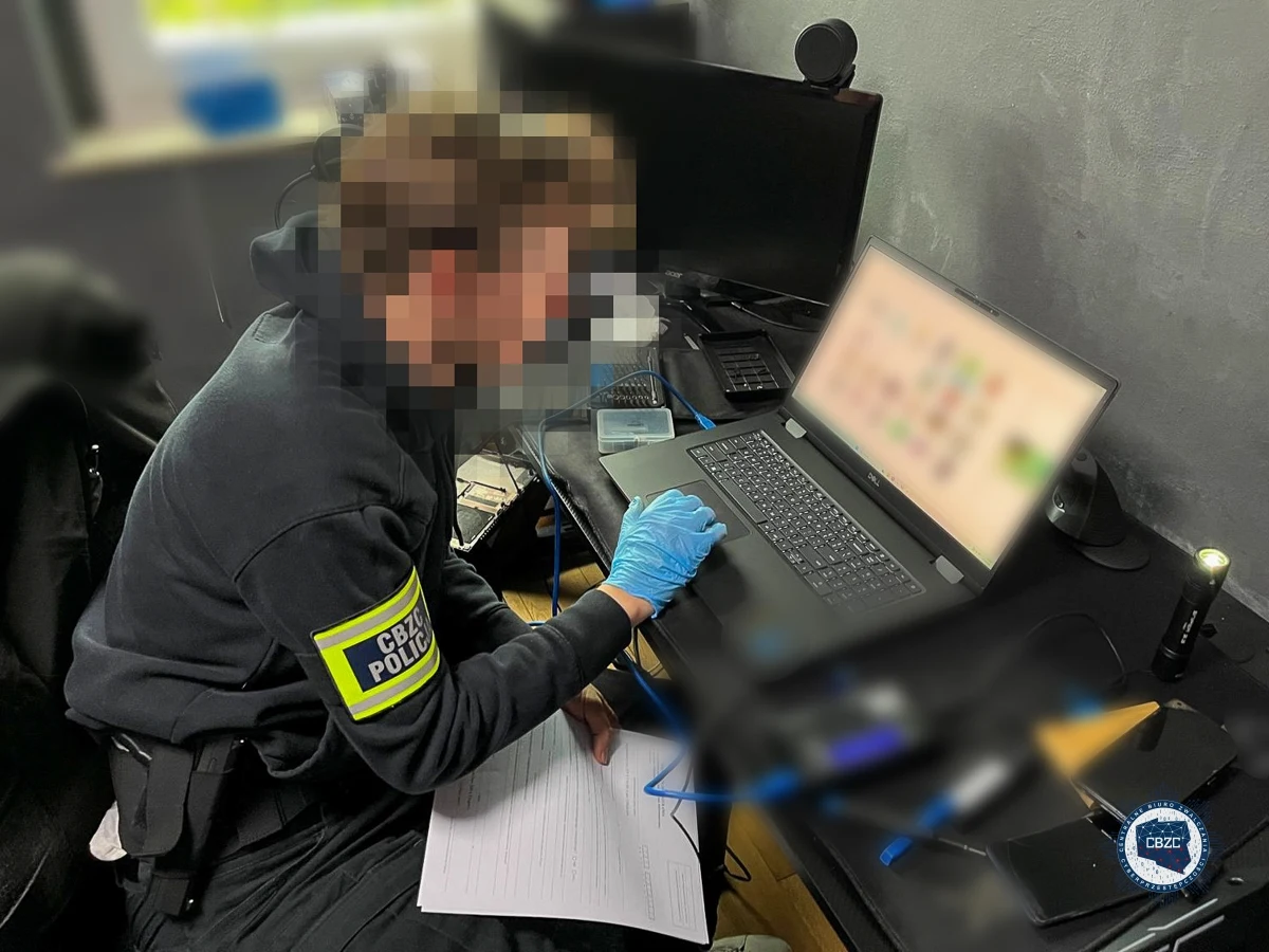 166 osób zatrzymanych, w tym 98 na terenie Polski – to efekt międzynarodowej operacji o nazwie "FEVER", wymierzonej w przestępczość o charakterze pedofilskim. W naszym kraju Centrale Biuro Zwalczania Cyberprzestępczości dokonało szokujących odkryć: filmy i zdjęcia z seksualnym wykorzystaniem dzieci, w tym niemowląt.