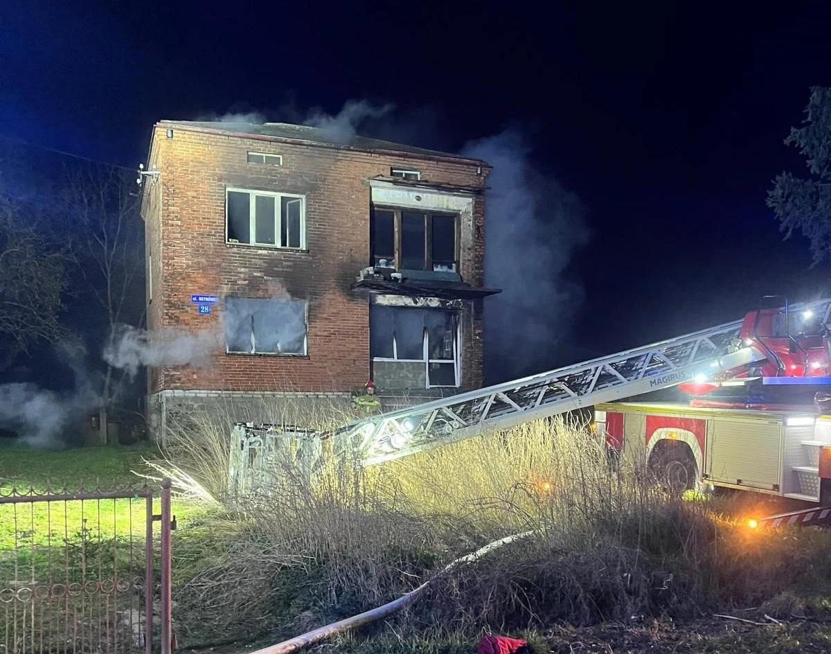 Tragiczny pożar pustostanu w Sandomierzu w woj. świętokrzyskim. W budynku znaleziono zwęglone ciało mężczyzny.