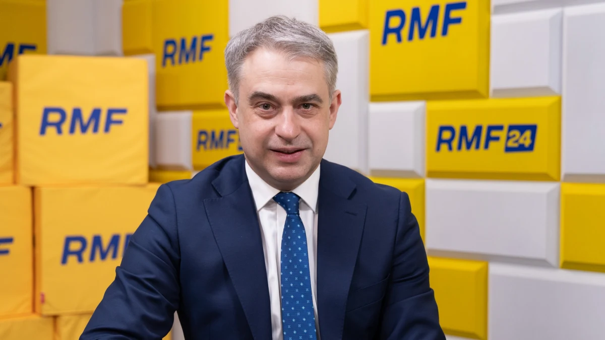 "W Polsce prawo pisze się polskim językiem" - powiedział w Porannej rozmowie w RMF FM minister cyfryzacji Krzysztof Gawkowski, odnosząc się do zapowiedzi prac nad podatkiem cyfrowym, będący dodatkową daniną nakładaną na międzynarodowe, np. amerykańskie, korporacje technologiczne. "Albo ktoś to rozumie i chce rozmawiać na takich zasadach, albo przyjeżdża i butnie coś zapowiada. Te czasy się skończyły" - stwierdził polityk Lewicy.