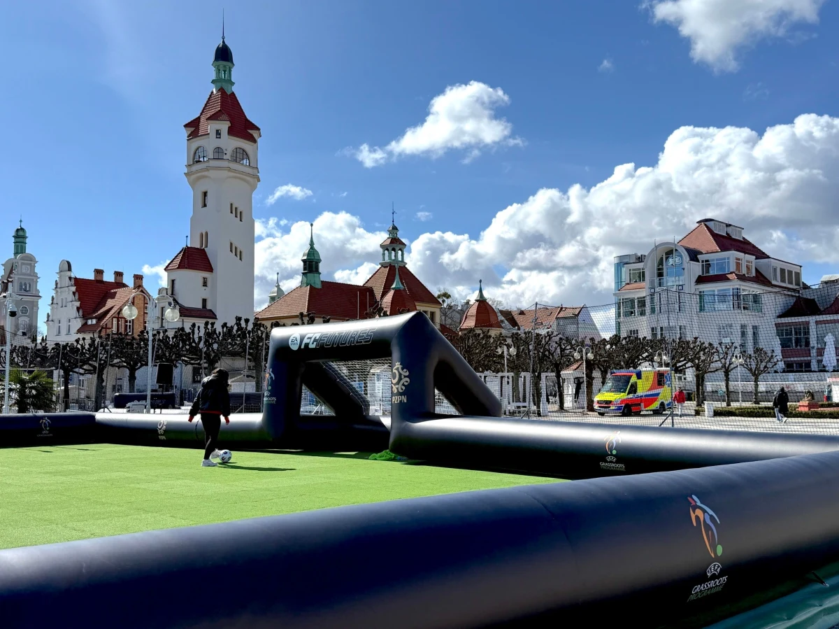 Ponad 200 przedstawicieli z 55 federacji członkowskich UEFA rozmawia w Sopocie o rozwoju piłki amatorskiej. Do czwartku trwa UEFA Grassroots Conference 2025. To pierwszy raz, gdy to wydarzenie jest w Polsce. "To trzy dni konferencji poświęconej piłce amatorskiej i piłce na poziomie grassroot, co jest początkiem drogi dla wielu osób" – mówi RMF FM Przemysław Prątkiewicz, dyrektor Departamentu Piłki Amatorskiej PZPN. Tegoroczna konferencja odbywa się pod hasłem "Zawodnik na pierwszym miejscu".