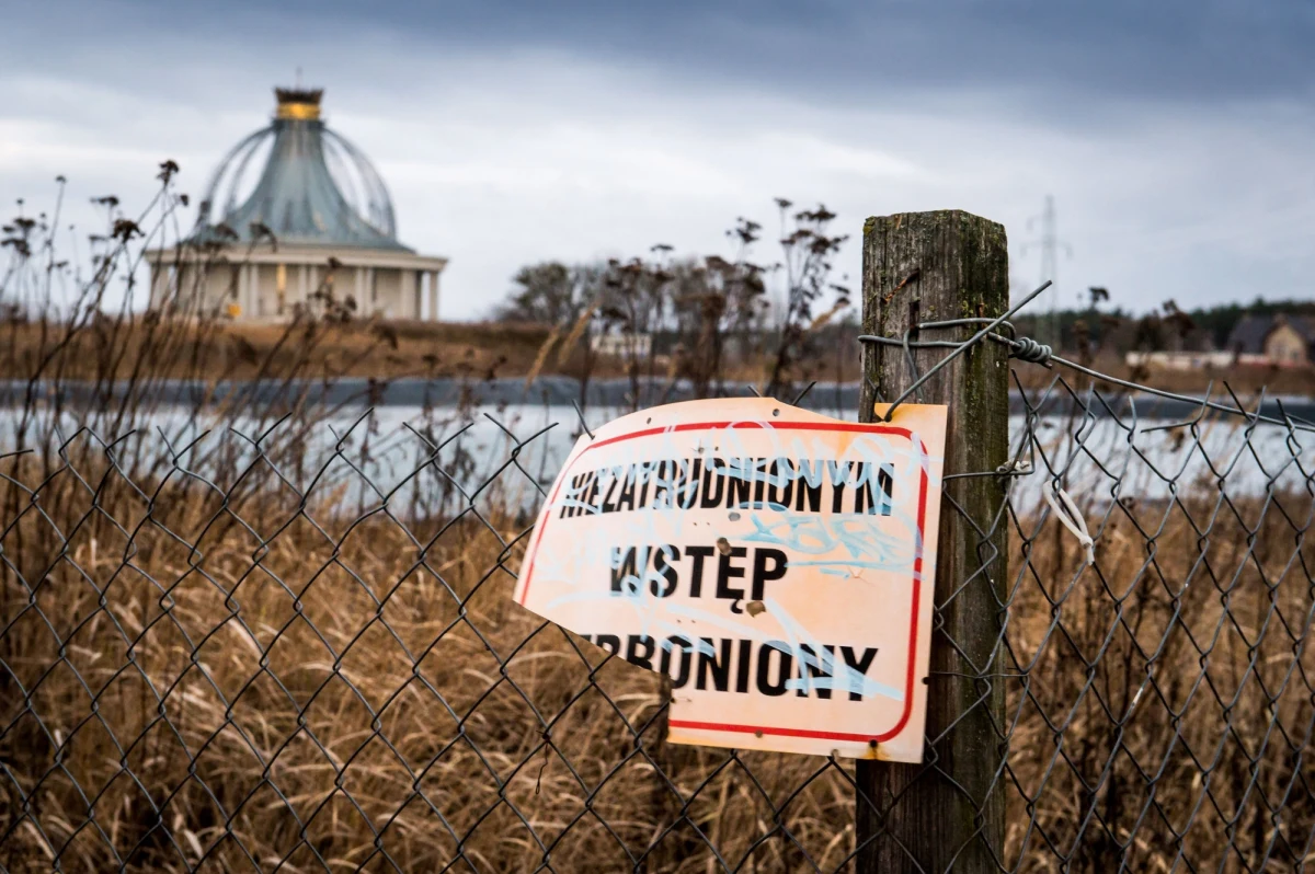 Orlen analizuje możliwość złożenia zawiadomienia do prokuratury w związku z wypłatą przez były zarząd spółki Exalo Drilling 10 milionów złotych fundacji powiązanej z Tadeuszem Rydzykiem - dowiedział się reporter RMF FM. Chodzi o pieniądze z ugody fundacji Lux Veritatis, PZU oraz spółki Exalo (należącej do Grupy Orlen) za odwiert geotermalny w Toruniu. Obecne władze PZU twierdzą, że odszkodowanie wypłacone podmiotowi związanemu z redemptorystą mu się nie należało. 