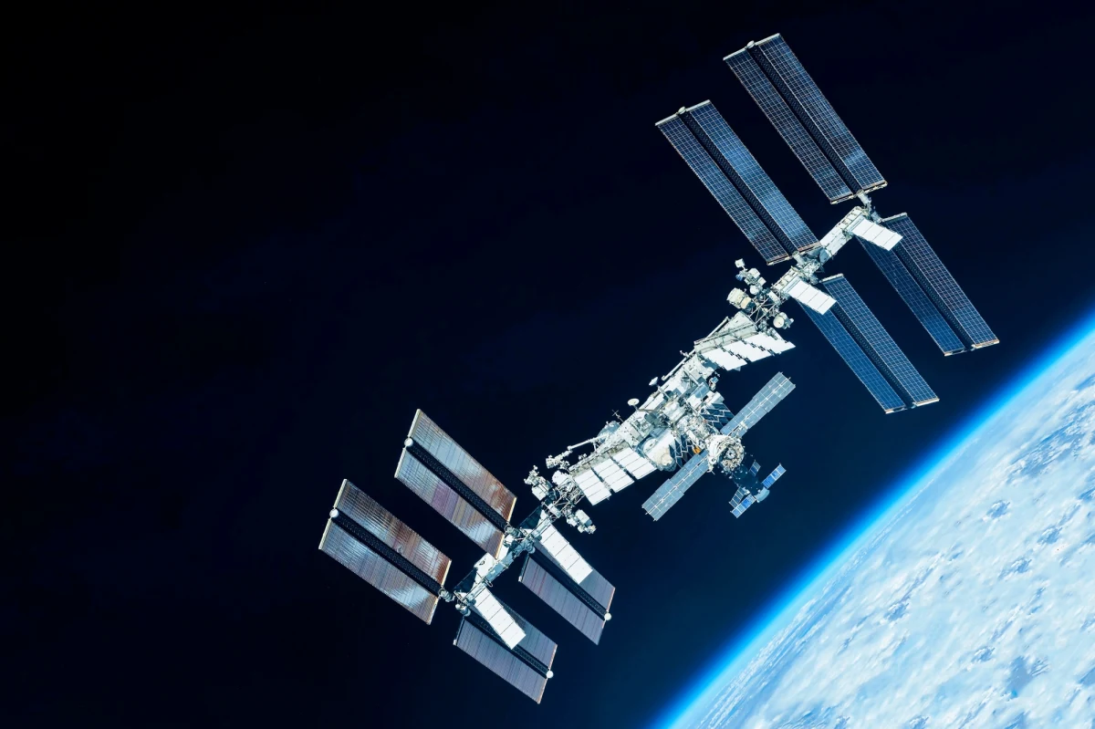 Polska zapisze nowy rozdział w historii eksploracji Kosmosu, realizując swoją pierwszą misję technologiczno-naukową na Międzynarodową Stację Kosmiczną (ISS). Jej celem jest przetestowanie innowacyjnych rozwiązań opracowanych przez polskie firmy i uczelnie. Jednak jest to także wyjątkowa okazja do zaprezentowania polskiego dziedzictwa. Wraz ze Sławoszem Uznańskim-Wiśniewskim na orbitę trafią m.in. polska flaga, sól z Wieliczki czy bursztyn z Bałtyku.