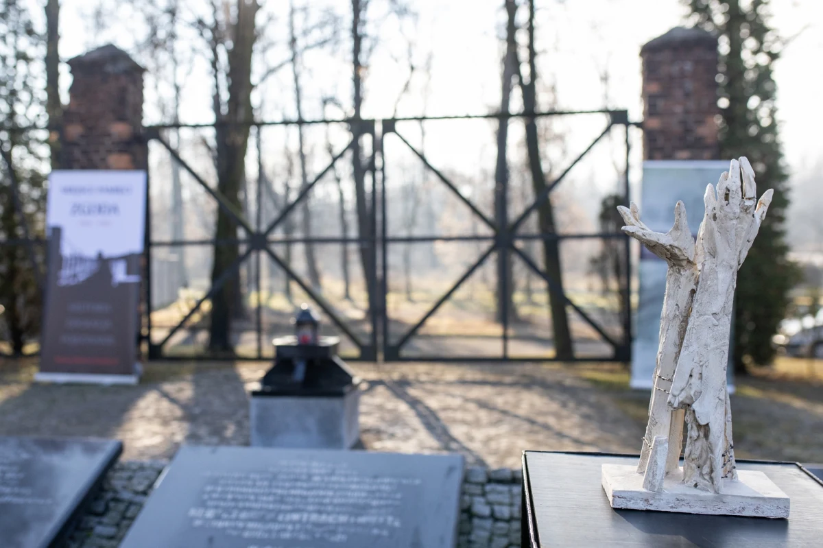 Brama dawnego obozu w Świętochłowicach-Zgodzie, jedyna zachowana materialna pozostałość po miejscu kaźni tysięcy Górnoślązaków, została wpisana do rejestru zabytków województwa śląskiego. To symboliczne i historyczne upamiętnienie ofiar Tragedii Górnośląskiej, które otwiera drogę do przeprowadzenia prac renowacyjnych i uporządkowania terenu wokół bramy.
