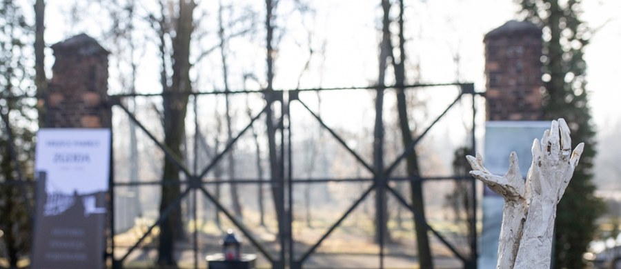 Brama dawnego obozu w Świętochłowicach-Zgodzie, jedyna zachowana materialna pozostałość po miejscu kaźni tysięcy Górnoślązaków, została wpisana do rejestru zabytków województwa śląskiego. To symboliczne i historyczne upamiętnienie ofiar Tragedii Górnośląskiej, które otwiera drogę do przeprowadzenia prac renowacyjnych i uporządkowania terenu wokół bramy.
