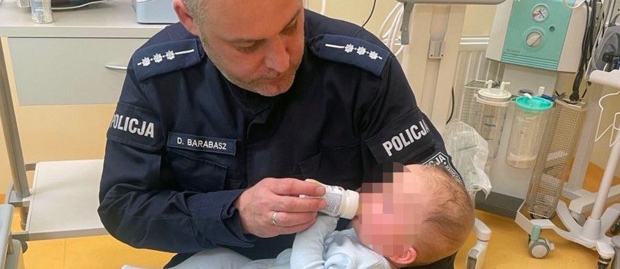 Półroczny chłopczyk z warszawskiego Targówka nadal przebywa w szpitalu po dramatycznej interwencji policji w jednym z mieszkań. Na miejscu funkcjonariusze zastali troje dorosłych - wszyscy byli pijani, a ojciec dziecka zachowywał się agresywnie wobec mundurowych. Sąd rodzinny niebawem zdecyduje o dalszym losie niemowlęcia.