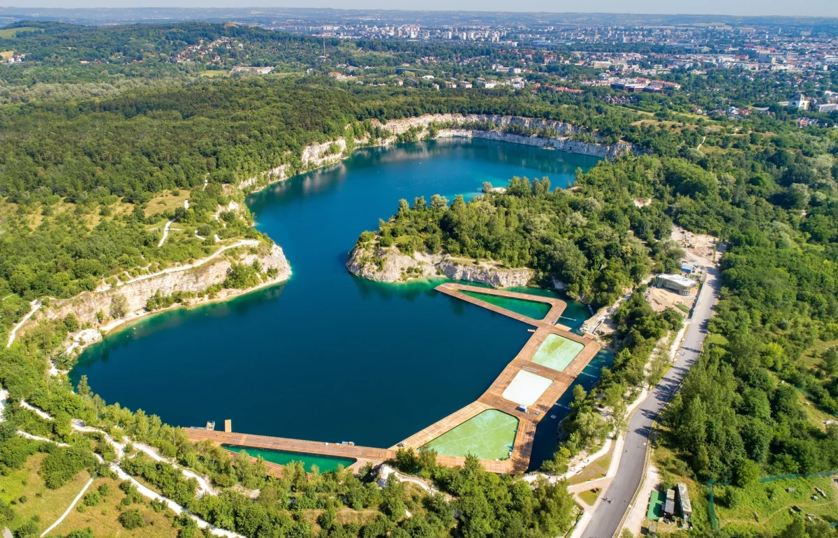 Wojewoda małopolski Krzysztof Jan Klęczar unieważnił decyzję prezydenta Krakowa, zezwalającą na budowę bloku mieszkalnego na terenie cennego przyrodniczo Zakrzówka. To przełomowa decyzja – mimo wcześniejszych planów zabudowy, ochrona użytku ekologicznego przeważyła nad interesami inwestora. Sprawa może jednak trafić do sądu.