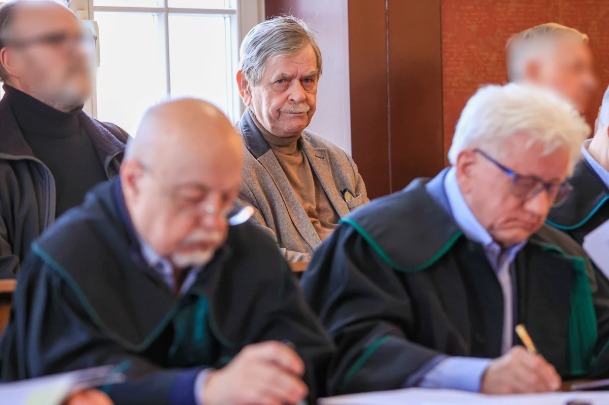 Sąd Apelacyjny w Katowicach uchylił niemal cały wyrok w sprawie dotyczącej rzekomej korupcji z udziałem byłego ministra spraw wewnętrznych i administracji Krzysztofa Janika. Proces będzie musiał zostać przeprowadzony od nowa. Chodzi o sprawę katowickiej firmy, która - według śledczych - miała przekupywać urzędników w zamian za korzystne decyzje wobec przedsiębiorstwa z długami podatkowymi.