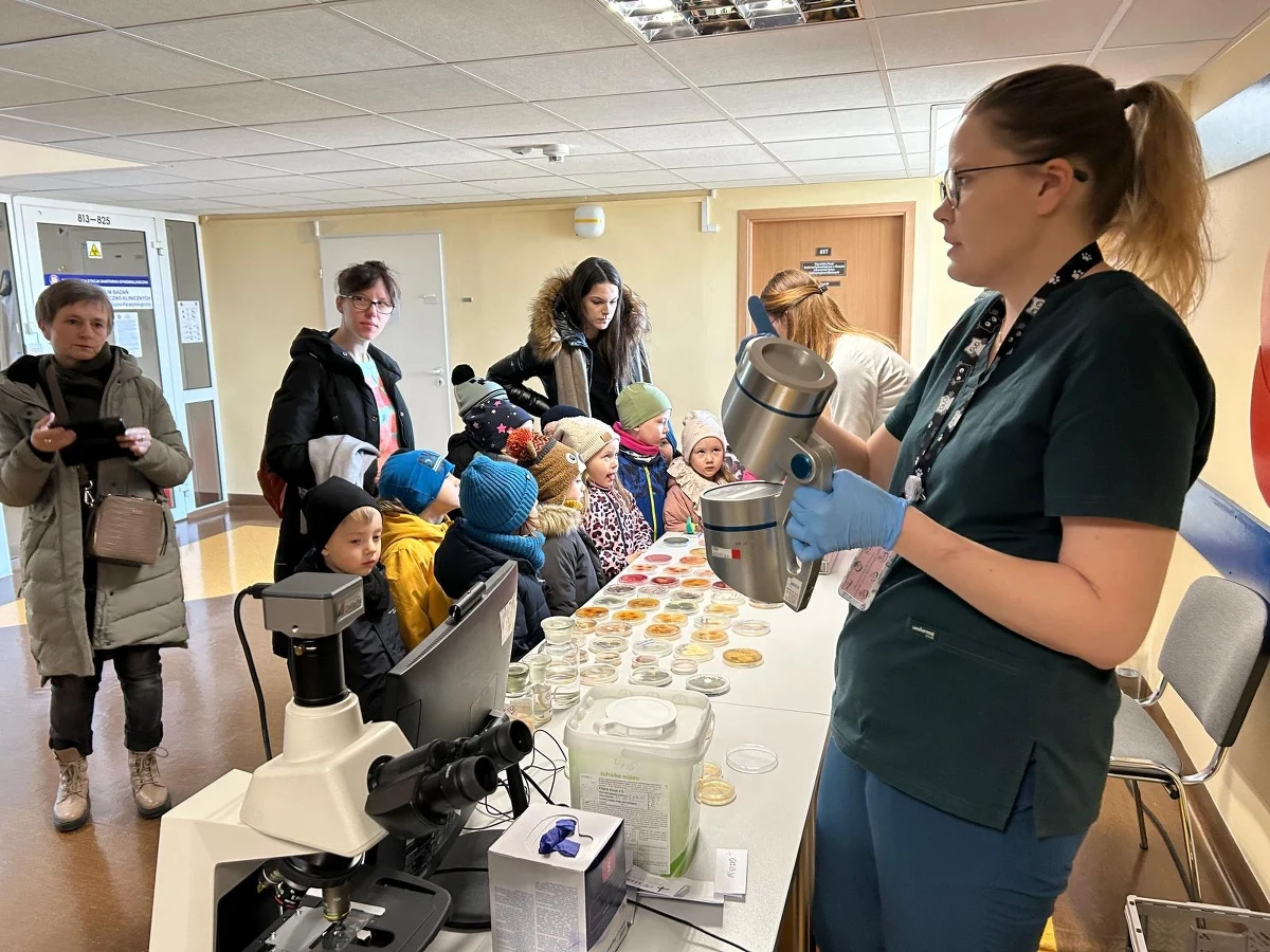 W środę Wojewódzka Stacja Sanitarno-Epidemiologiczna w Olsztynie otworzyła swoje drzwi, aby pokazać czym zajmują się jej pracownicy. Można było zobaczyć laboratoria oraz dowiedzieć się, że na naszym telefonie czy pieniądzach jest więcej zarazków, niż w toalecie.