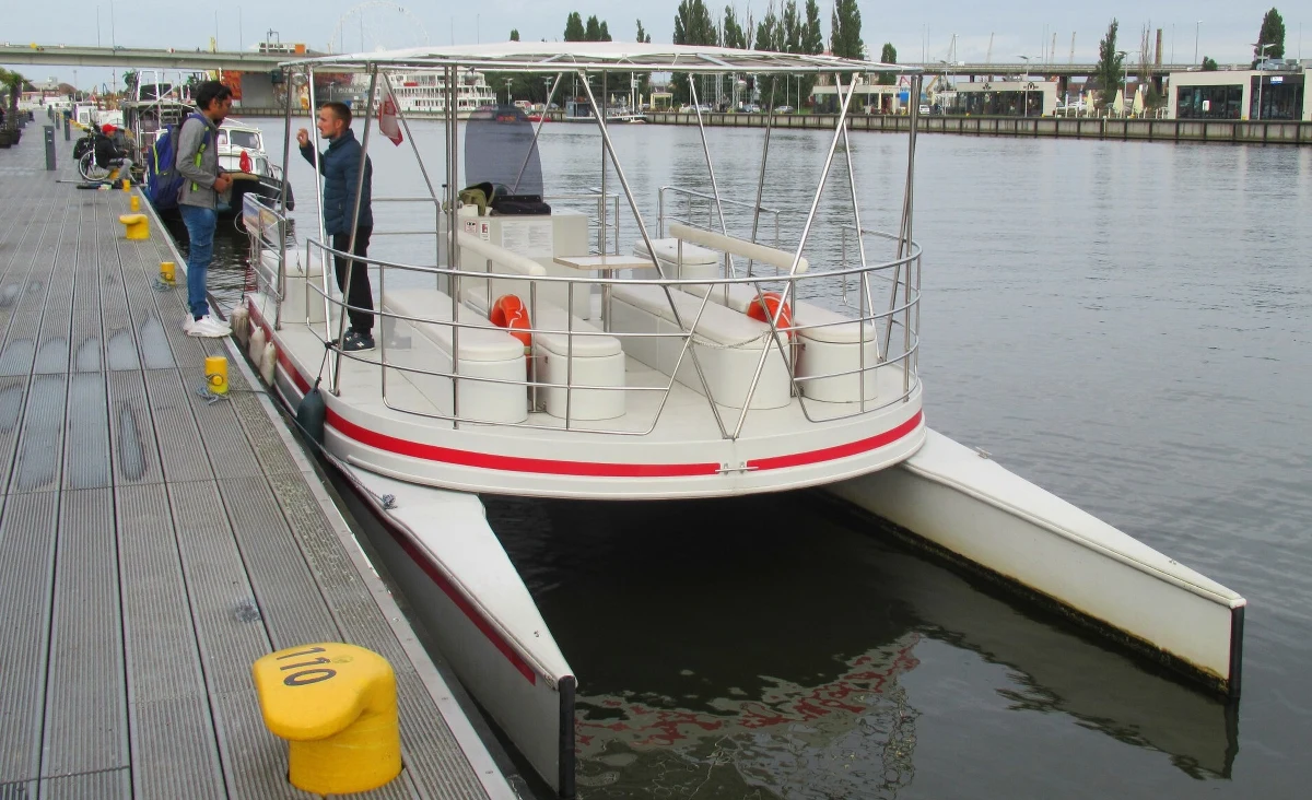 Wakacyjne połączenie promowe ze Szczecina przez Nowe Warpno do Świnoujścia coraz bliżej realizacji. Radni miejscy jednogłośnie poparli projekt "tramwaju wodnego", który w letnie weekendy ma stać się nową atrakcją turystyczną Pomorza Zachodniego. Na uruchomienie rejsów miasto przeznaczy 130 tys. zł, a bilety mają być tańsze niż komercyjne oferty.