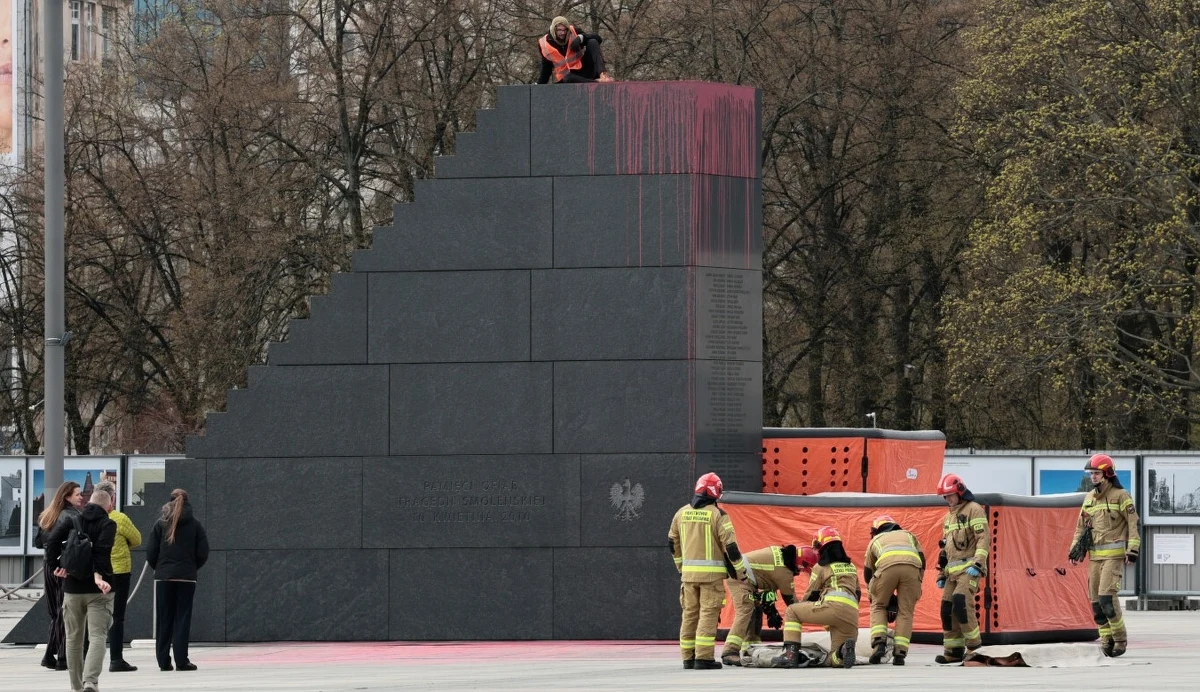 Incydent na placu Piłsudskiego w Warszawie. Aktywista klimatyczny z Ostatniego Pokolenia wszedł na pomnik ofiar katastrofy smoleńskiej. Wcześniej oblał monument farbą. Jutro przypada 15. rocznica katastrofy.
