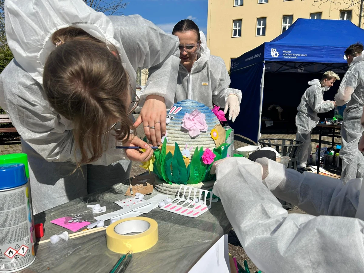 Świątecznie zrobiło się na Zachodniopomorskim Uniwersytecie Technologicznym w Szczecinie. Studenci wzięli udział w nietypowym konkursie: mieli za zadanie udekorować wydrukowane z betonu pisanki. 