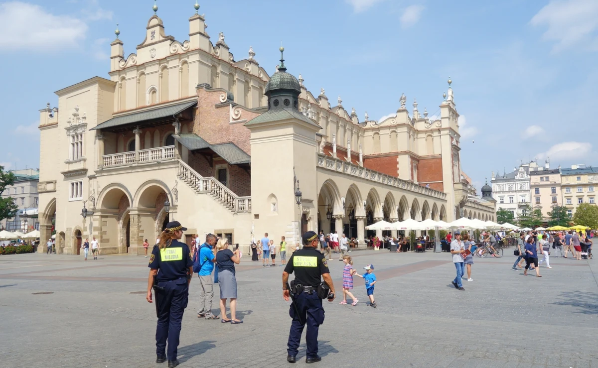 Kraków planuje wprowadzenie wyższych mandatów za zakłócanie ciszy nocnej oraz spożywanie alkoholu w miejscach publicznych. Komisja Gospodarki Nocy, która przyjęła specjalną uchwałę w tej sprawie, liczy, że wyższe kary skuteczniej odstraszą osoby łamiące przepisy. Nowe stawki, po zatwierdzeniu przez Ministerstwo Spraw Wewnętrznych i Administracji, mogą wkrótce wejść w życie.