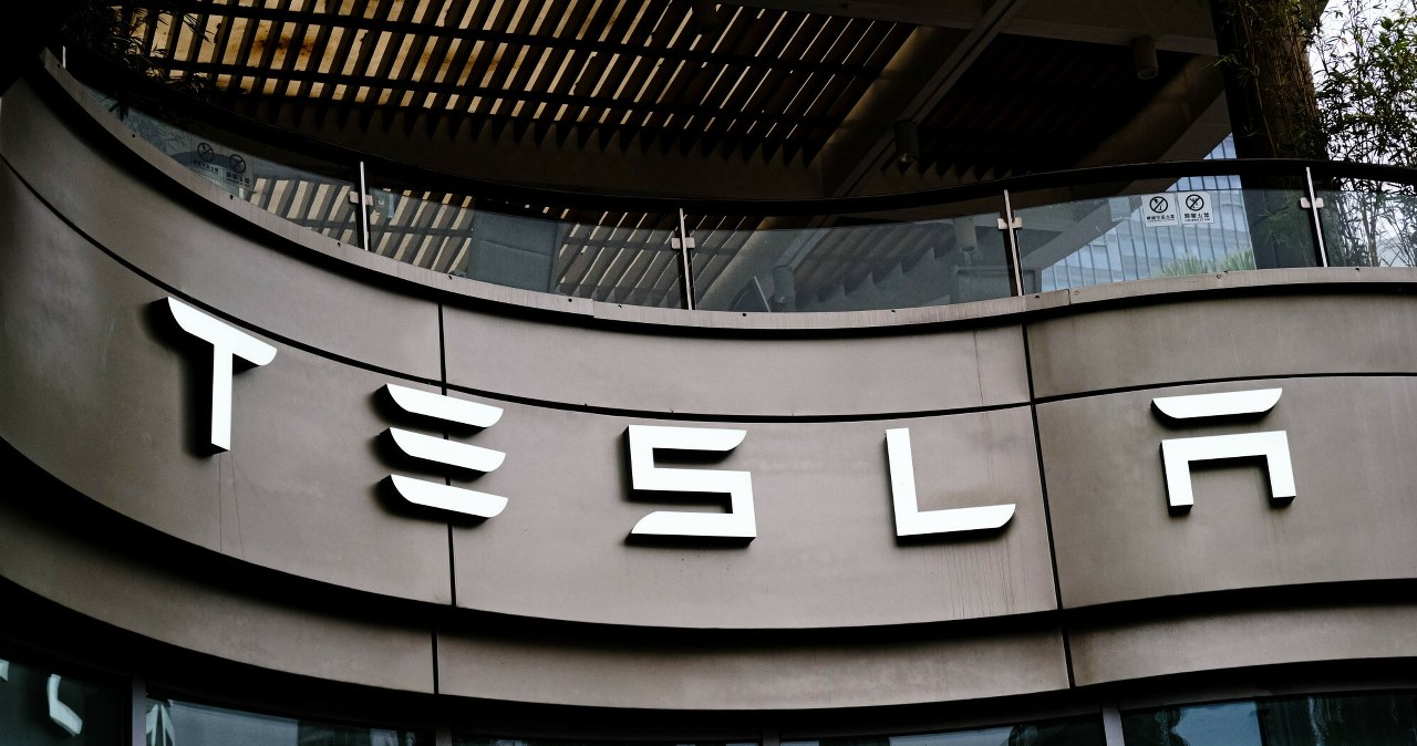 Wielkie zmiany w Tesli. Musk rezygnuje z superkomputera Dojo