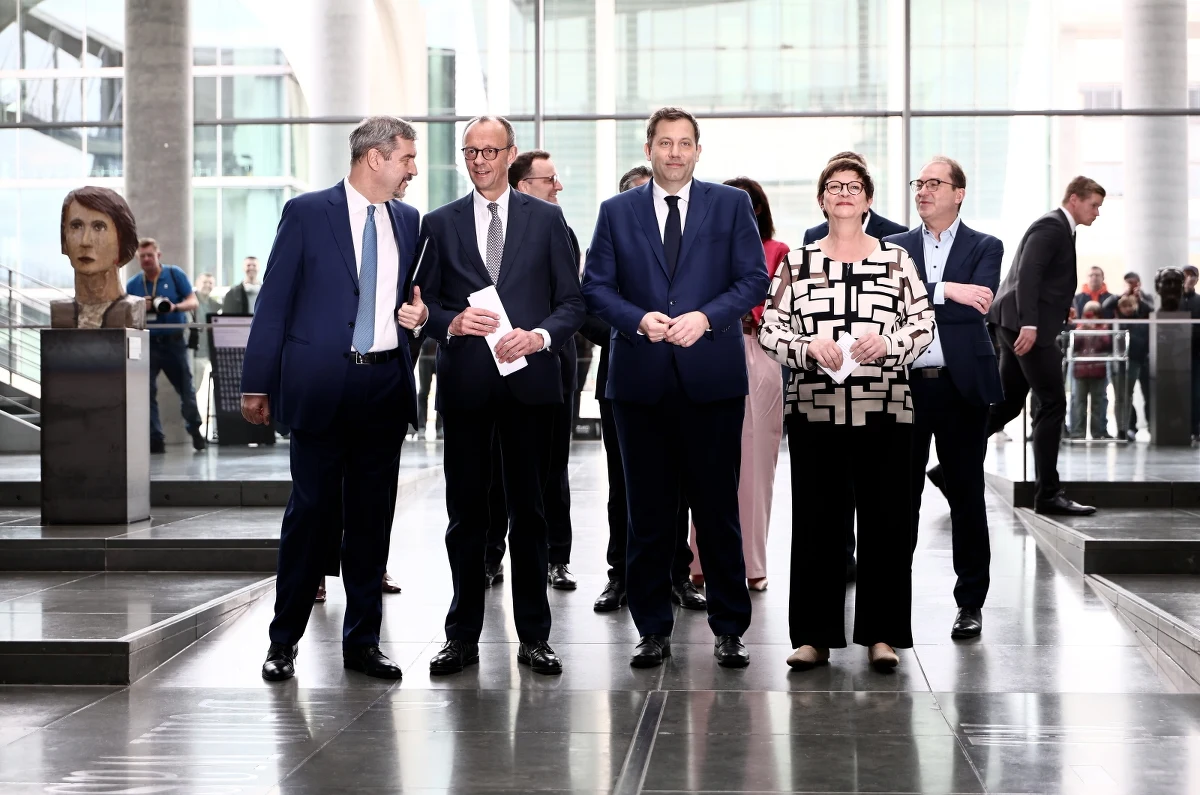 Jest umowa koalicyjna w Niemczech. Przedstawili ją w środę partyjni liderzy - Friedrich Merz (CDU), Markus Soeder (CSU) oraz Lars Klingbeil i Saskia Esken (SPD). Merz będzie nowym kanclerzem.