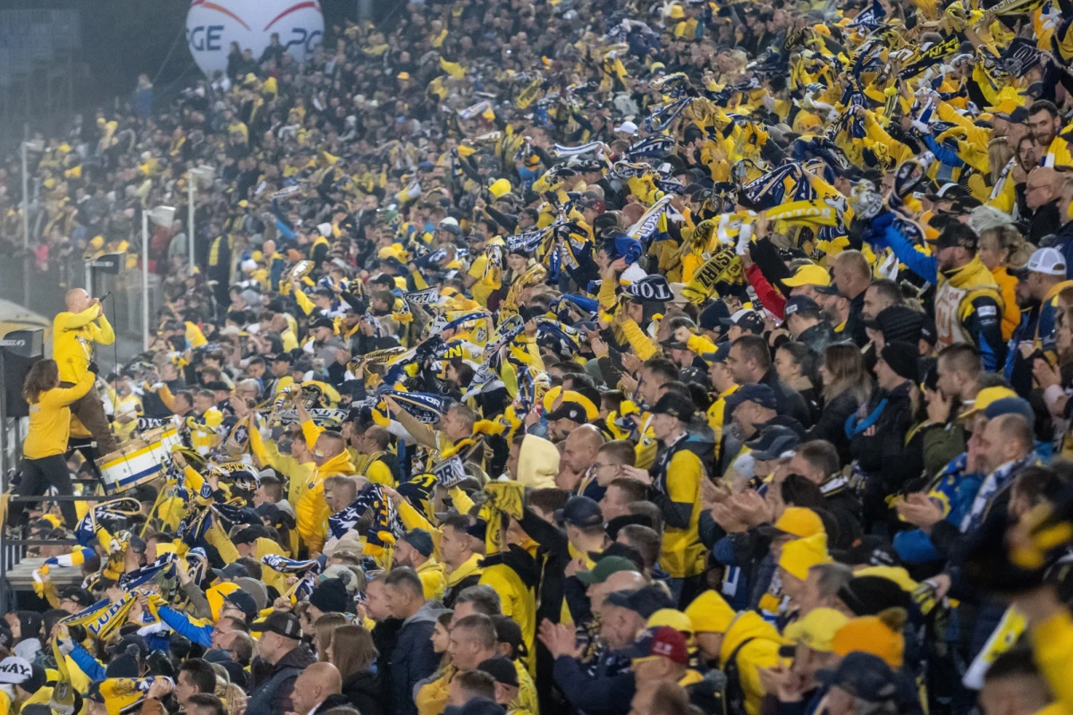 Lubelscy kibice żużla dłużej poczekają na obiecany nowy stadion. Jego projekt na razie nie powstanie, ponieważ miasto odstąpiło od umowy z architektami. Wybór nowych projektantów może zająć bardzo dużo czasu. Na razie miasto ma zmodernizować stary obiekt przy Al. Zygmuntowskich.