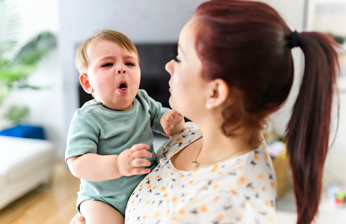 W województwie śląskim w 2024 roku odnotowano ponad 3 tys. przypadków krztuśca, co oznacza 48-krotny wzrost w porównaniu do roku poprzedniego. Głównymi przyczynami są spadek liczby szczepień i zmniejszenie odporności poszczepiennej. Dyrektor WSSE w Katowicach, Grzegorz Hudzik, podkreśla, że szczepienia pozostają kluczową formą ochrony przed tą groźną chorobą.