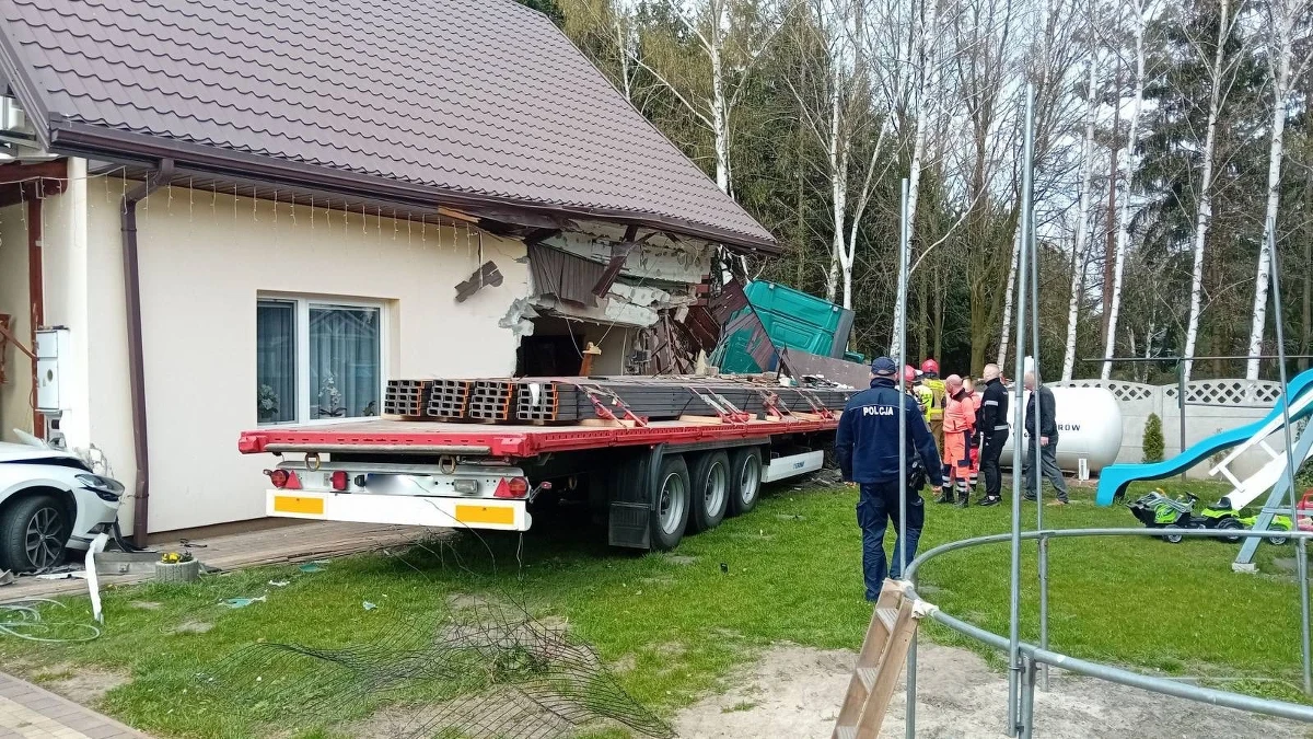 Do tragicznego wypadku doszło w środę po południu na ulicy 15 sierpnia w Sochaczewie (Mazowieckie). Ciężarówka zjechała z drogi i uderzyła w dom. 61-letni kierowca tira zginął na miejscu. W budynku przebywało pięć osób.