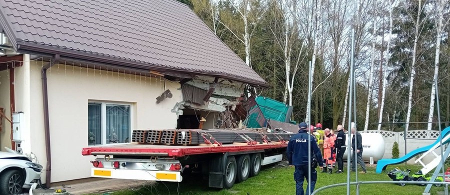 Do tragicznego wypadku doszło w środę po południu na ulicy 15 sierpnia w Sochaczewie (Mazowieckie). Ciężarówka zjechała z drogi i uderzyła w dom. 61-letni kierowca tira zginął na miejscu. W budynku przebywało pięć osób.