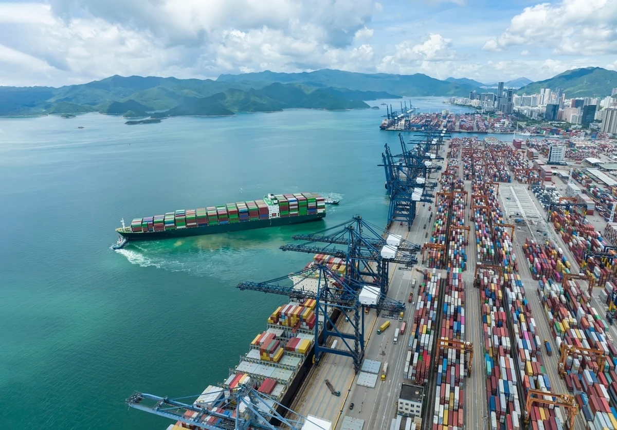 Minutę po północy czasu wschodnioamerykańskiego weszły w życie podwyższone stawki ceł na towary z krajów, z którymi Stany Zjednoczone, jak twierdzi ich administracja, mają deficyt handlowy. Wśród nich jest 20 proc. cła na produkty z Unii Europejskiej. Ale stawka dla Chin wynosi aż 104 proc. Prezydent USA Donald Trump kpiąco wypowiadał się o krajach, które rzekomo usilnie dobijają się do niego, chcąc negocjacji. Jak mówił, na układ pójdą także Chiny. "Działając w ostry sposób wobec Chin, Trump zmusza też Europę do podjęcia ostrego działania wobec Chin. To paradoks tej sytuacji" – mówi w rozmowie z Tomaszem Terlikowskim na antenie internetowego Radia RMF24 Michał Bogusz, główny specjalista od Chin w Ośrodku Studiów Wschodnich.