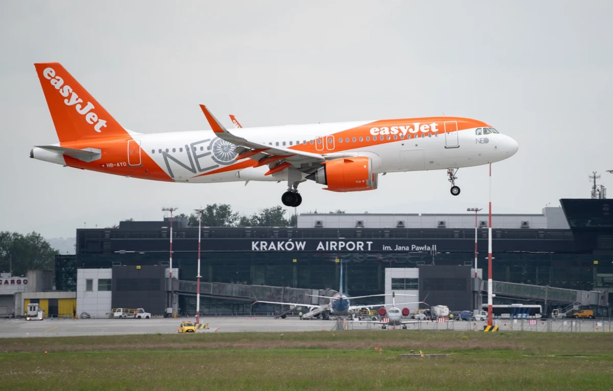 Od września 2025 roku Kraków zyska bezpośrednie połączenie lotnicze z Genewą. Brytyjska linia lotnicza easyJet przywróci tę trasę po pięciu latach przerwy, odpowiadając na rosnące zapotrzebowanie na loty biznesowe. Loty na trasie Kraków-Genewa rozpoczną się 4 września i będą realizowane dwa razy w tygodniu – w czwartki i niedziele.