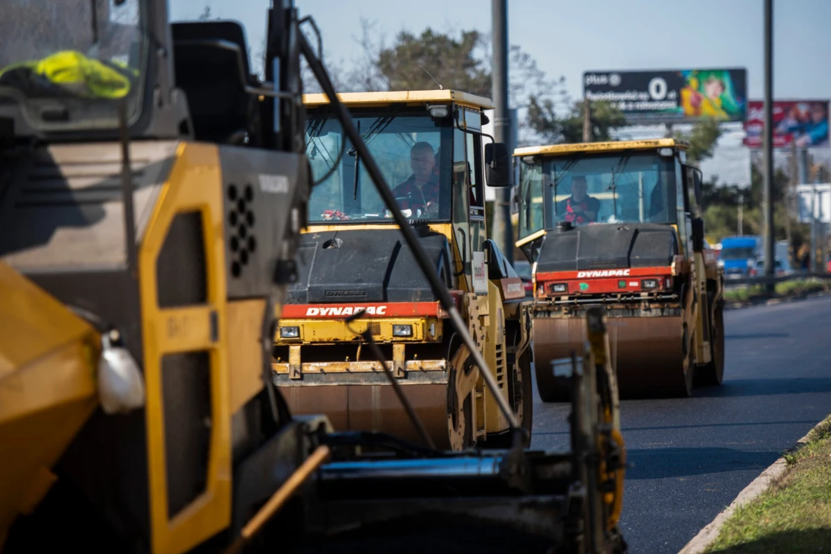 W sobotę (12 kwietnia) mieszkańcy Warszawy muszą przygotować się na utrudnienia w ruchu. Robotnicy będą asfaltowali ul. Belwederską i Sobieskiego. Skrzyżowanie po stronie ul. Dolnej zostanie zamknięte. Kierowcy pojadą objazdami, autobusy zmienią swoje trasy.