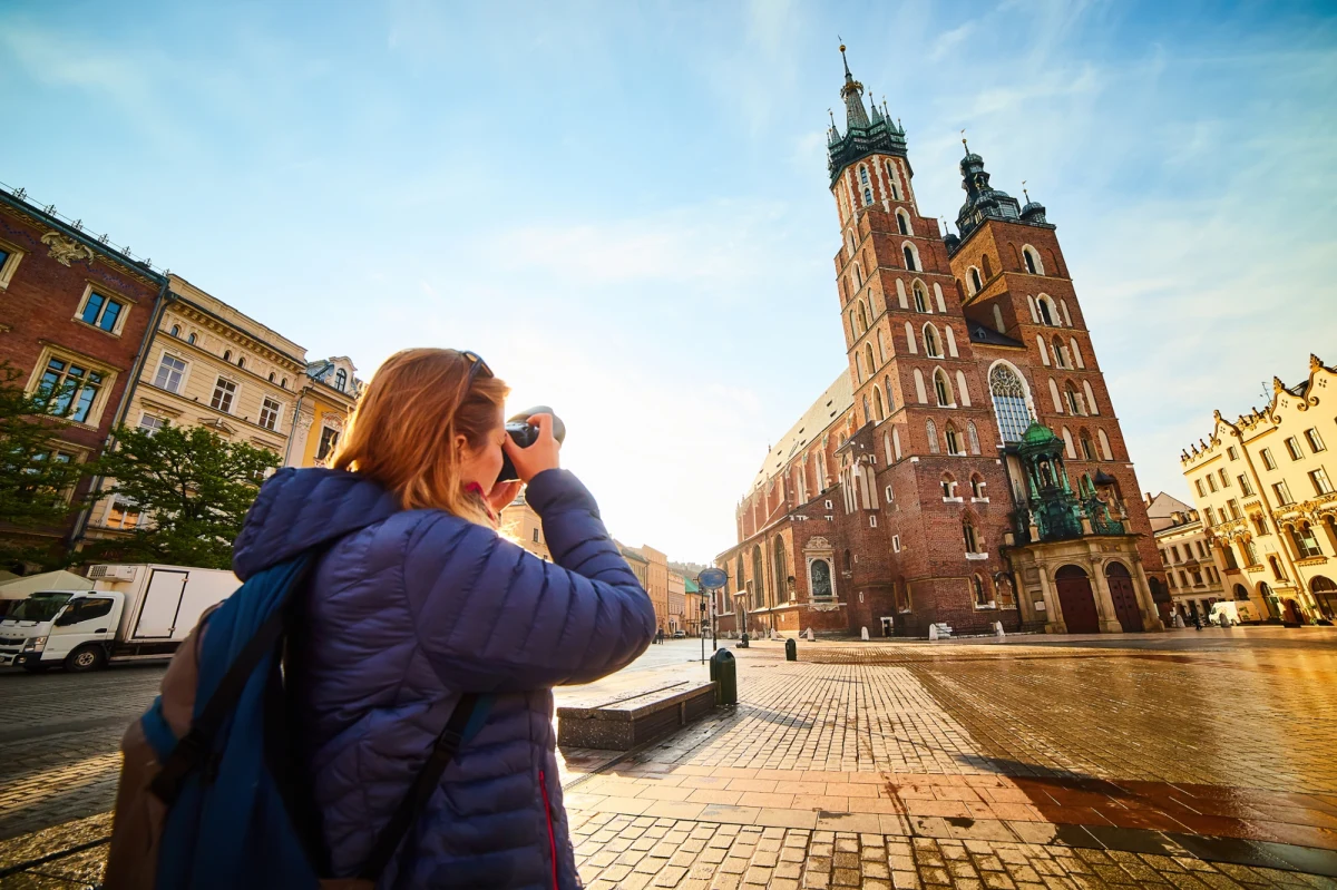 W 2024 r. z turystycznych obiektów noclegowych w Polsce skorzystało 38,8 mln turystów - to wzrost o 7,2 proc. w porównaniu z poprzednim rokiem. Wśród nich było 7,9 mln turystów z zagranicy. Najwięcej turystów zatrzymało się w hotelach. "To bardzo dobry sygnał na przyszłość dla całej branży, ale z zastrzeżeniem, że niestety nie jesteśmy w stanie przewidzieć wielu niezależnych od nas rzeczy. Wiele czynników zewnętrznych ma olbrzymi wpływ na to, co robimy, zarówno jeśli chodzi o turystykę krajową, jak i turystykę zagraniczną" - mówi w rozmowie z Marcinem Jędrychem na antenie internetowego Radia RMF24 Piotr Henicz, wiceprezes biura podroży Itaka, wiceprezes Polskiej Izby Turystyki.