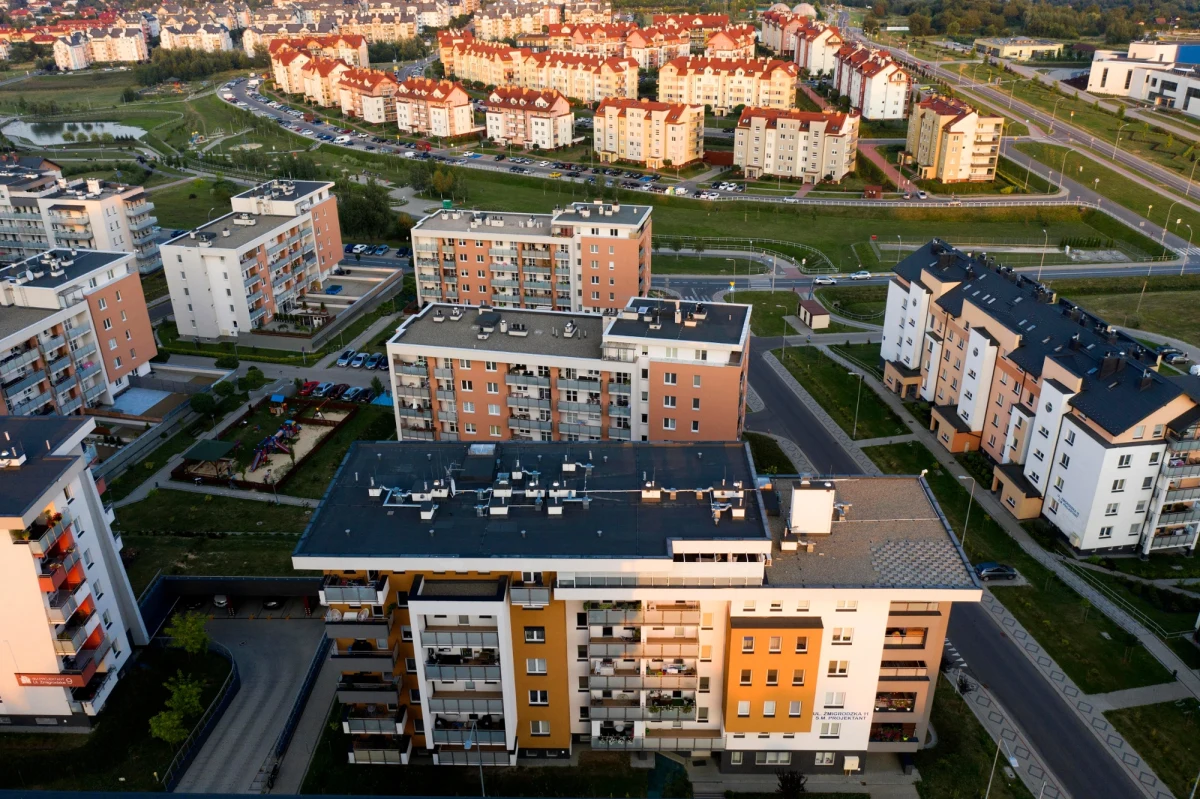 Rzeszów stawia na innowacyjne rozwiązania w zarządzaniu odpadami. W ramach sześciomiesięcznego testu, mieszkańcy bloków przy ul. Hetmańskiej mogą korzystać z nowoczesnych pojemników na śmieci, które są wyposażone w czujniki monitorujące poziom zapełnienia oraz zgniatarki zmniejszające objętość odpadów. Jeśli testy zakończą się sukcesem, miasto może zdecydować się na ich stałe wprowadzenie.