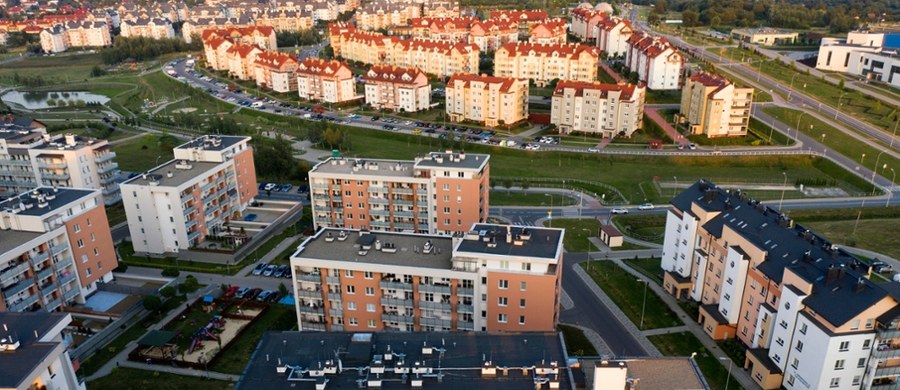Rzeszów stawia na innowacyjne rozwiązania w zarządzaniu odpadami. W ramach sześciomiesięcznego testu, mieszkańcy bloków przy ul. Hetmańskiej mogą korzystać z nowoczesnych pojemników na śmieci, które są wyposażone w czujniki monitorujące poziom zapełnienia oraz zgniatarki zmniejszające objętość odpadów. Jeśli testy zakończą się sukcesem, miasto może zdecydować się na ich stałe wprowadzenie.