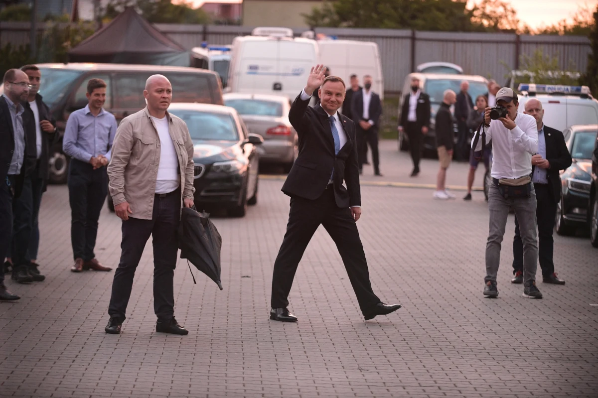 Końskie, niewielkie miasto w województwie świętokrzyskim, stało się nagle gorącym punktem na politycznej mapie Polski. Rafał Trzaskowski wezwał dzisiaj popieranego przez PiS Karola Nawrockiego do debaty w tym mieście. O symbolicznym znaczeniu Końskich mówił już lata temu Grzegorz Schetyna, podkreślając, że to właśnie tu rozgrywa się kluczowa bitwa wyborcza o głosy "Polski powiatowej".