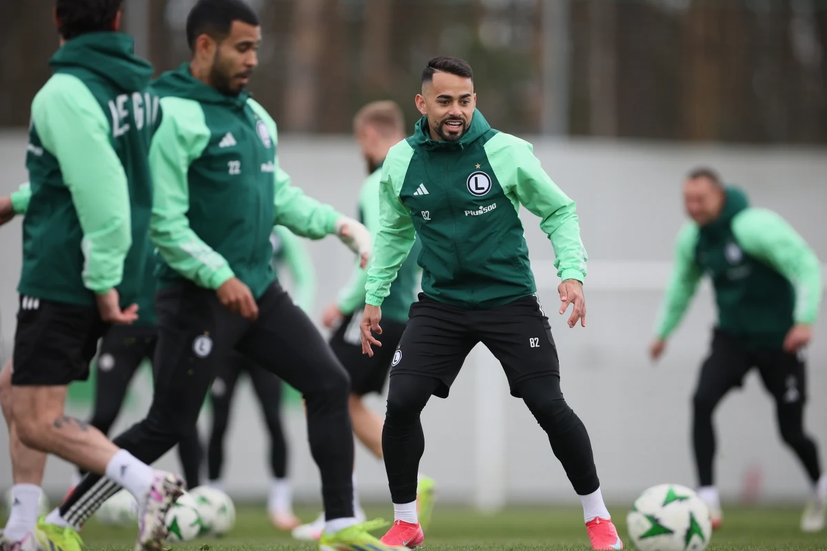 Takiego rywala w Polsce dawno nie było. Londyńska Chelsea zmierzy się w czwartek o 18.45 w Warszawie z Legią w ćwierćfinale Ligi Konferencji. "Marc Gual i Bartek Kapustka na pewno nie zagrają" - poinformował trener Legii Goncalo Feio.