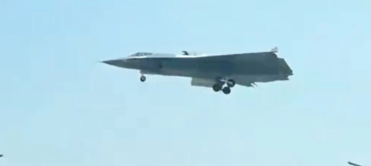 Nowe zdjęcia chińskiego myśliwca szóstej generacji obiegły sieć. Zachodni analitycy nazwali go J-36. O myśliwcu wiadomo, że został wyprodukowany przez Chengdu Aircraft Corporation, pierwszy raz spostrzeżono go w grudniu ubiegłego roku. Wiadomo także, iż pojawienie się właśnie teraz nowych dowodów na jego istnienie nie jest dziełem przypadku. Pekin pręży muskuły.