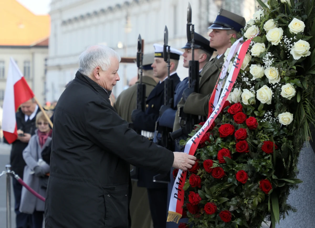 W czwartek w Polsce obchodzimy 15. rocznicę katastrofy smoleńskiej, w której zginęło 96 osób, w tym prezydent Lech Kaczyński wraz z małżonką Marią. Najwyższe władze państwowe, w tym prezydent Andrzej Duda, złożą hołd ofiarom. Wieczorem PiS organizuje Marsz Pamięci, który przejdzie z warszawskiej Archikatedry pod Pałac Prezydencki.