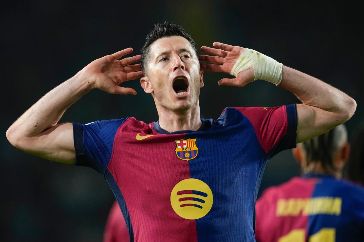 Roberta Lewandowskiego i Barcelonę trudno zatrzymać w tym sezonie. Polak strzelił dwa gole, a jego drużyna rozgromiła Borussię Dortmund 4:0 w ćwierćfinale Ligi Mistrzów. Rewanż odbędzie się 15 kwietnia, ale wydaje się być formalnością. W drugim środowym meczu Champions League Paris Saint-Germain wygrał z Aston Villą 3:1.