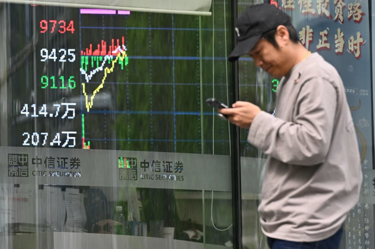 "Ludzie trochę przesadzają. Trochę się wystraszyli" - powiedział Donald Trump podczas spotkania z kierowcami rajdowymi przed Białym Domem, pytany o powody nagłego zawieszenia wysokich ceł nałożonych na prawie 60 państw świata. Jego słowa stoją w sprzeczności do wystąpienia sekretarza skarbu Scotta Bessenta, który godzinę wcześniej powiedział, że manewr był zaplanowany i zasugerował, iż od początku chodziło o uderzenie w chińską gospodarkę.