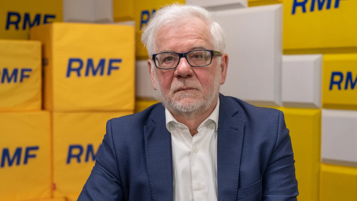 "Mógłby i może to zrobić" - tak były szef MSZ prof. Jacek Czaputowicz odpowiedział w Porannej rozmowie w RMF FM na pytanie, czy Donald Trump może wycofać część amerykańskich wojsk z Europy. "Pamiętam koniec pierwszej kadencji. Donald Trump ogłosił wtedy wycofanie kilkunastu tysięcy żołnierzy z Niemiec. Ta decyzja została wstrzymana przez jego następcę. Wydawałoby się to logiczne, gdyby tym tropem dalej prezydent USA po odzyskaniu władzy podążał" - zaznaczył polityk.