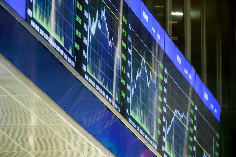 Giełdy otworzyły się po ataku na Iran. W Warszawie indeksy na minusie