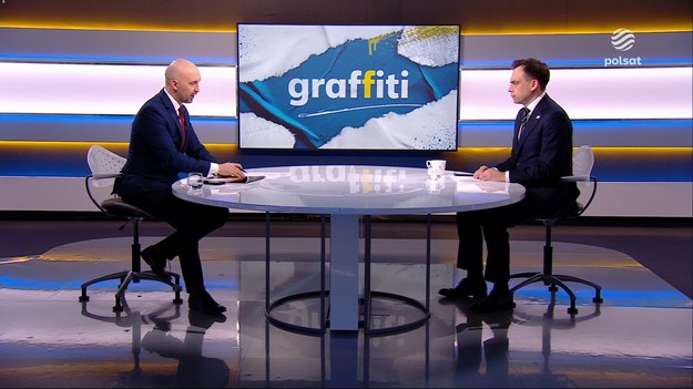 Andrzej Domański pytany był w "Graffiti" o decyzję Donalda Trumpa w sprawie ceł. Prezydent USA podniósł stawkę do 125 proc. dla Chin, a zawiesił dodatkowe cła dla innych krajów na 90 dni. Zdaniem ministra finansów ten czas należy wykorzystać na negocjacje. - To pozytywna informacja, wskazuje na chęć deeskalacji ze strony amerykańskiej administracji. Wcześniej widzieliśmy mocną reakcję na rynkach na zapowiedź wprowadzenia ceł, spadały akcje, taniały surowce, wzrosły obawy o recesję w USA - powiedział Domański. - Naszym celem nie powinno być eskalowanie, tylko szukanie rozwiązań, które będą najlepsze dla gospodarki - przekonywał minister. Pytany o to, kto może najbardziej ucierpieć na wprowadzeniu przez USA ceł, minister przypomniał, że prezydent USA zawiesił wprowadzenie nowych ceł. Te wprowadzone wcześniej, na stal i aluminium z UE, nadal obowiązują. - Najbardziej narażony jest sektor motoryzacyjny. Producenci części do samochodów to grupa firm, która może najbardziej ucierpieć, dlatego premier Donald Tusk spotkał się z przedstawicielami tych branż - przekazał Domański. Był także pytany o ewentualny wpływ amerykańskich ceł na ceny produktów, które są sprzedawane w Europie. Zwrócił uwagę, że na razie obowiązują amerykańskie cła na produkty importowane do USA. - To produkty sprzedawane w USA mogą być droższe, więc nie trzeba się obawiać o ceny u nas. Ale mogą pojawić się efekty drugiej rundy - jeśli USA nałożyły cła na Chiny czy Wietnam, to produkowane tam towary będą szukać rynków zbytu i pojawia się ryzyko, że będą trafiać do Europy, co może stanowić zagrożenie dla europejskich producentów, ale z punktu widzenia cen będzie to wpływać na ich obniżenie - stwierdził minister finansów.