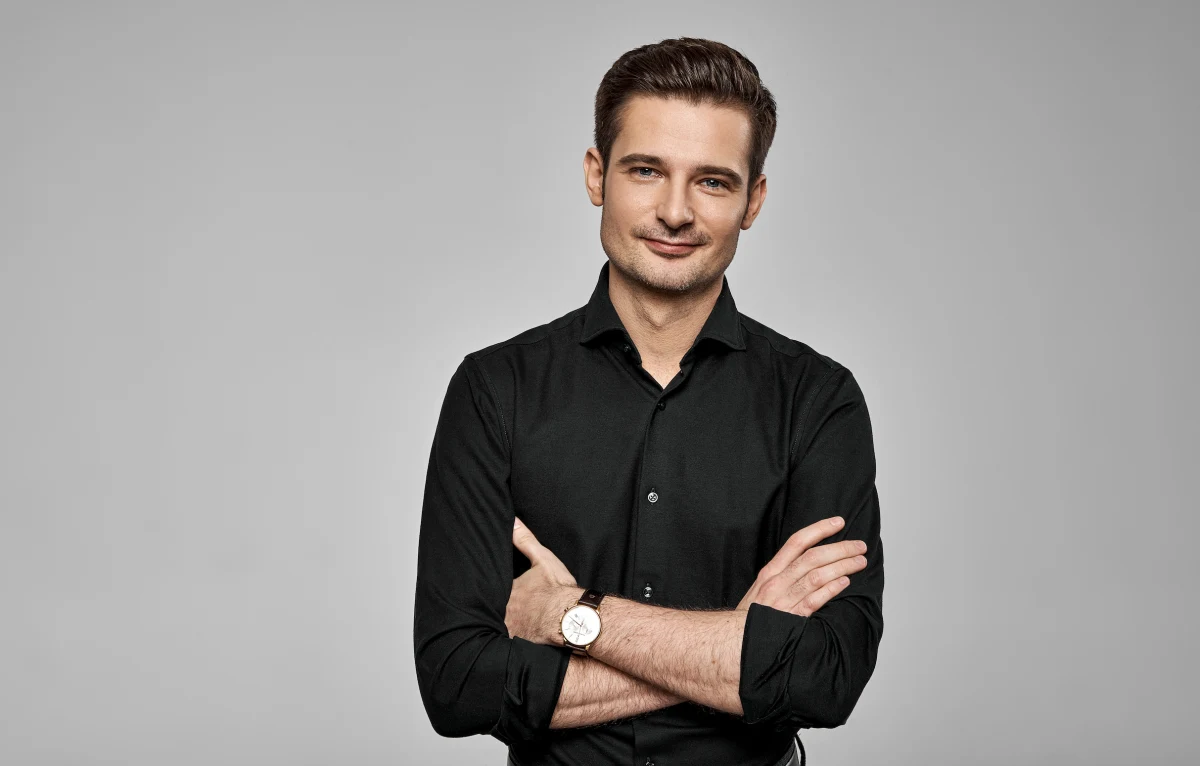 Włosy to nie tylko element wyglądu, ale także odzwierciedlenie naszego zdrowia i tożsamości. Dr Artur Kierach, specjalista od transplantacji włosów, w swoich książkach „101 pytań o przeszczep włosów” oraz „Sekretne życie włosów” zdradza, jak dbać o włosy i co zrobić, gdy zaczynają wypadać. Te dwie publikacje to prawdziwe kompendium wiedzy dla każdego, kto chce lepiej zrozumieć swoje włosy i podjąć świadome decyzje dotyczące ich zdrowia – od codziennej pielęgnacji po zaawansowane zabiegi, takie jak przeszczep. W artykule dla RMF FM przybliżamy obie książki, a także rozmawiamy z autorem, by dowiedzieć się, dlaczego warto je przeczytać.