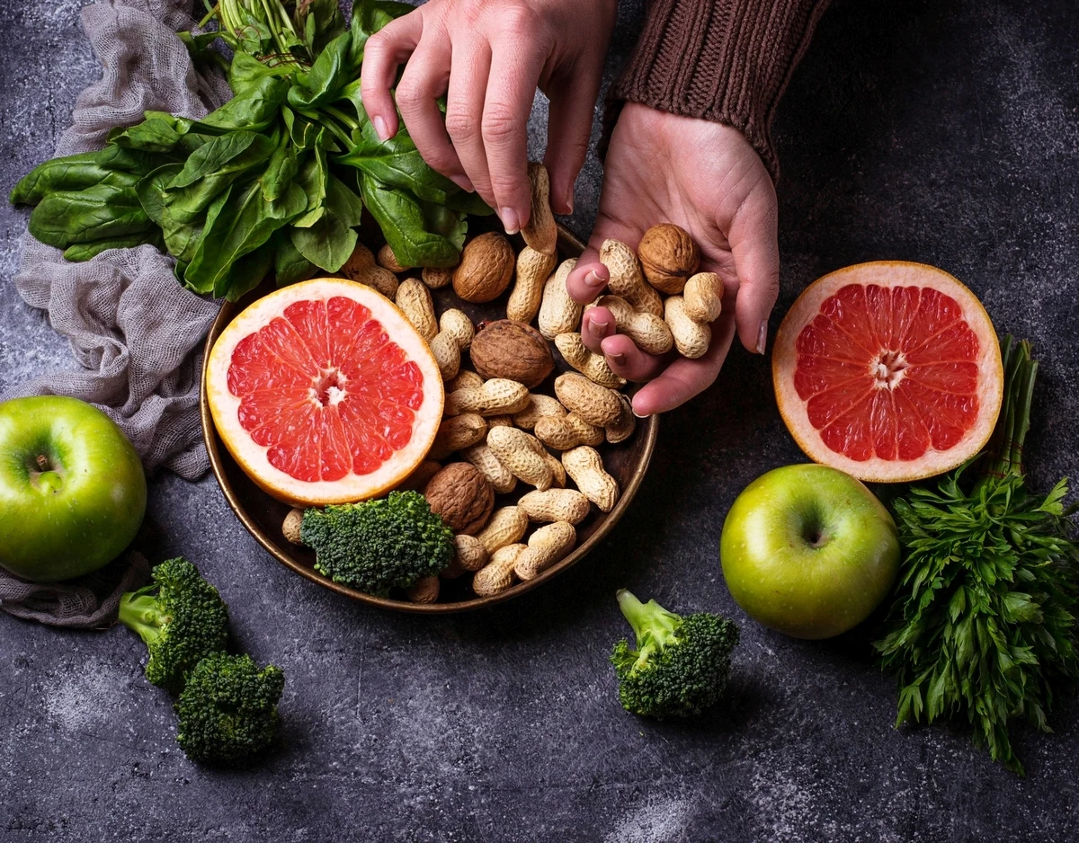 Świat dietetyki pełen jest sprzecznych informacji, które często wprowadzają nas w błąd. Jednego dnia słyszymy, że tłuszcze są naszym wrogiem, by następnego dowiedzieć się, że to węglowodany powinniśmy eliminować. W gąszczu tych informacji trudno odróżnić fakty od mitów. Dlatego przygotowaliśmy kompleksowy przewodnik po największych mitach żywieniowych, które mogą sabotować Twoje wysiłki w dążeniu do zdrowszego stylu życia. Poznaj prawdę i przestań wierzyć w niepotwierdzone teorie!